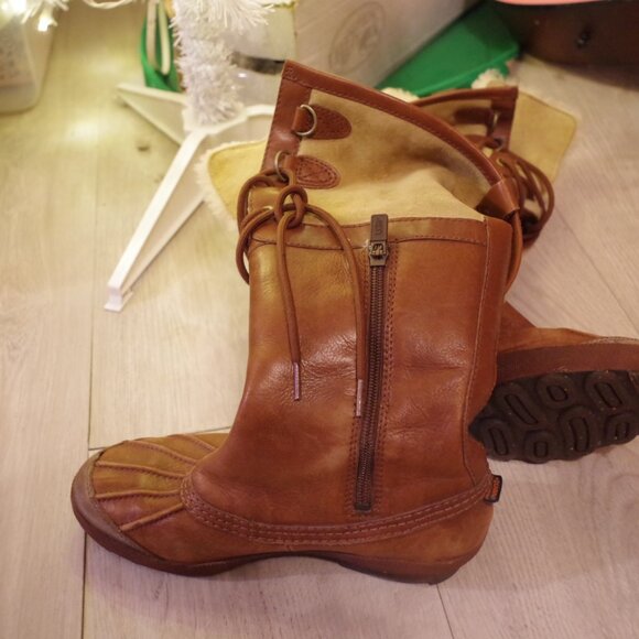 Women's Genuine Ugg Boots - Picture 3 of 5